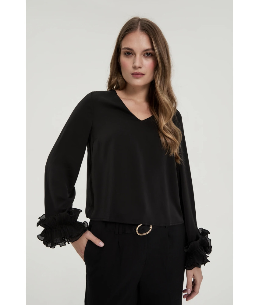 ΓΥΝΑΙΚΕΙΑ ΜΑΥΡΗ ΜΠΛΟΥΖΑ ΜΕ ΒΟΛΑΝ ΣΤΑ ΜΑΝΙΚΙΑ 